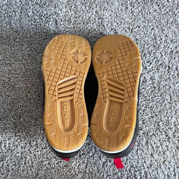 AND1 - Boys Basketball Sneakers NWOT size 6 - Picture 6 of 6